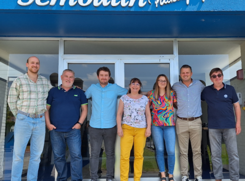 L'équipe de commerciaux de Semoulin Packaging pose devant l'entreprise.