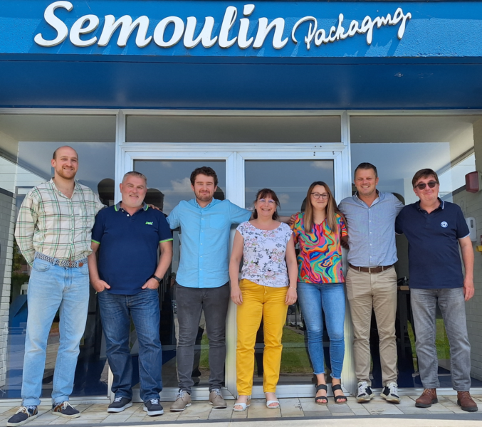 L'équipe de commerciaux de Semoulin Packaging pose devant l'entreprise.