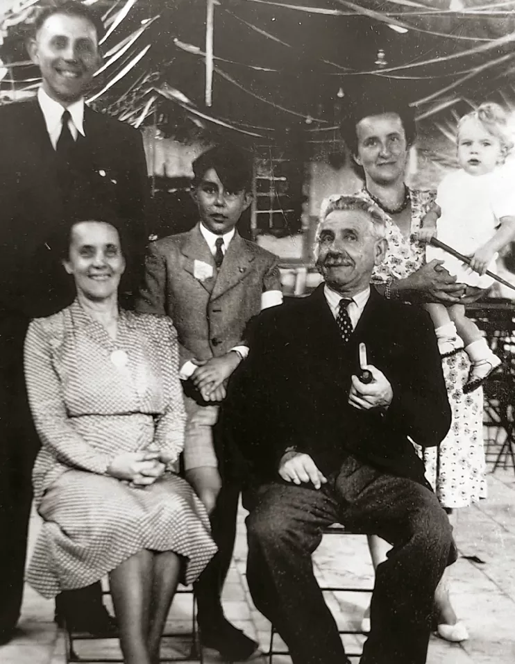 Achille et Berthe Semoulin, entourés de leurs enfants.